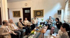 Foto bersama kedutaan besar Myanmar, Mang Hau Thang didampingi Counsellor Shwe Yi Phyo, First Secretary San Nyunt Aung, dan Chief of Chancery Htet Htet Aung dan KSMI, Ketua Umum Yan Mulia Abidin, dan pengurus lainnya, Tundra Meliala, Moko Pamungkas, Meina Paloh, M. Iksan Tauleka, Dudung Abdul Rachman, Marino. (Dok.KSMI)
