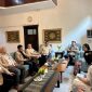 Foto bersama kedutaan besar Myanmar, Mang Hau Thang didampingi Counsellor Shwe Yi Phyo, First Secretary San Nyunt Aung, dan Chief of Chancery Htet Htet Aung dan KSMI, Ketua Umum Yan Mulia Abidin, dan pengurus lainnya, Tundra Meliala, Moko Pamungkas, Meina Paloh, M. Iksan Tauleka, Dudung Abdul Rachman, Marino. (Dok.KSMI)
