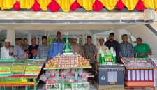 Keuchik Gampong Alue Gadeng Matla'in Jabri (Tengah) Bersama Tokoh Masyarakat Dan Daloeng Khenduri Maulid Nabi Muhammad SAW.