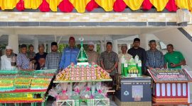 Keuchik Gampong Alue Gadeng Matla'in Jabri (Tengah) Bersama Tokoh Masyarakat Dan Daloeng Khenduri Maulid Nabi Muhammad SAW.