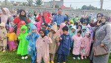 Bunda PAUD Julok, Ny. Raudhatul Jannah, berfoto bersama anak-anak PAUD/TK menyaksikan kegiatan Edukasi dan Simulasi Keselamatan Kebakaran Sejak Dini di Stadion TM Djafar Kuta Binjei, Kec. Julok, Aceh Timur, Kamis (24/9).