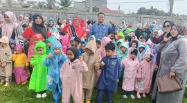 Bunda PAUD Julok, Ny. Raudhatul Jannah, berfoto bersama anak-anak PAUD/TK menyaksikan kegiatan Edukasi dan Simulasi Keselamatan Kebakaran Sejak Dini di Stadion TM Djafar Kuta Binjei, Kec. Julok, Aceh Timur, Kamis (24/9).