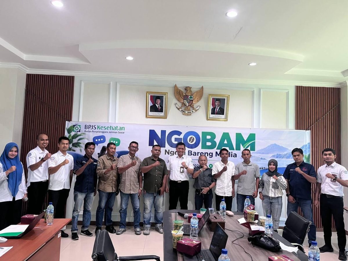Kepala Cabang BPJS Tapaktuan Mahmul Ahyar didampingi pejabat dan staf poto bersama dengan wartawan, seusai NGOBAM di Kantor BPJS Jalan Jendral Sudirman Tapaktuan, (28/9/2026).(Poto/mediaaceh.co.id/istimewa).
