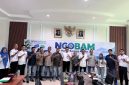 Kepala Cabang BPJS Tapaktuan Mahmul Ahyar didampingi pejabat dan staf poto bersama dengan wartawan, seusai NGOBAM di Kantor BPJS Jalan Jendral Sudirman Tapaktuan, (28/9/2026).(Poto/mediaaceh.co.id/istimewa).