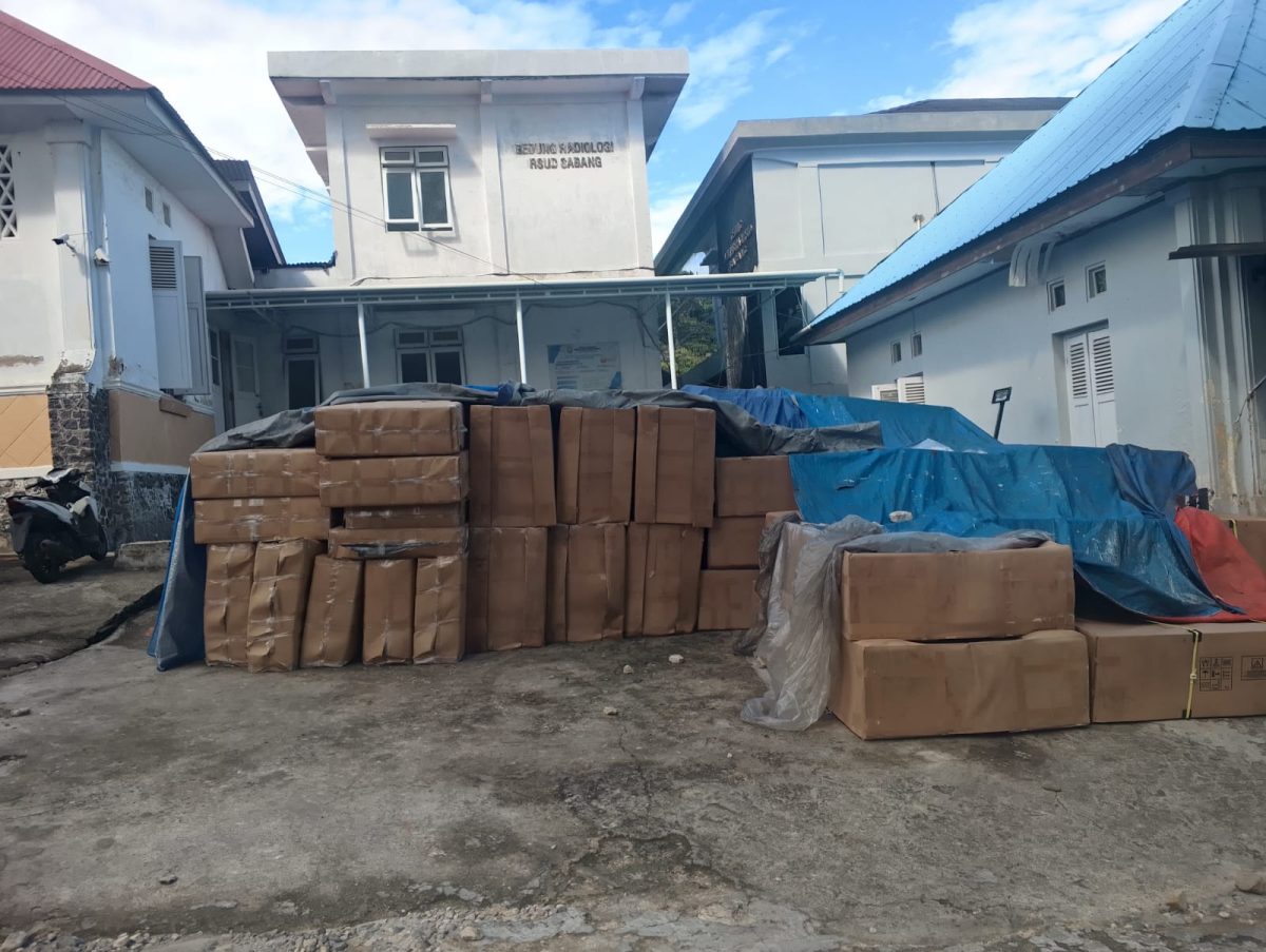 Keterangan foto: Sejumlah kardus berisi barang yang disebut sebagai alat kesehatan milik rekanan terlihat ditumpuk dan ditutup terpal di halaman RSUD Kota Sabang, Senin (28/9/2026).