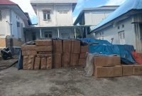 Keterangan foto: Sejumlah kardus berisi barang yang disebut sebagai alat kesehatan milik rekanan terlihat ditumpuk dan ditutup terpal di halaman RSUD Kota Sabang, Senin (28/9/2026).