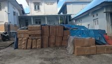 Keterangan foto: Sejumlah kardus berisi barang yang disebut sebagai alat kesehatan milik rekanan terlihat ditumpuk dan ditutup terpal di halaman RSUD Kota Sabang, Senin (28/9/2026).