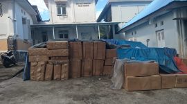Keterangan foto: Sejumlah kardus berisi barang yang disebut sebagai alat kesehatan milik rekanan terlihat ditumpuk dan ditutup terpal di halaman RSUD Kota Sabang, Senin (28/9/2026).