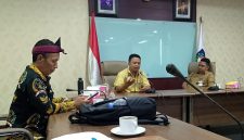 Delegasi PP PABPDSI yang dipimpin Ketua Umum H. Fery Radiansyah (tengah) dalam pertemuan membahas usulan penguatan BPD. Rombongan terdiri atas H. Karno Sirlani, Zulvan, Saepulah, Salip, dan Amistofa Besan di Jakarta.(Foto/mediaaceh.co.id/istimewa).