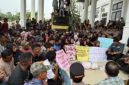 Aksi masyarakat di PT Bumi Flora Aceh Timur. 