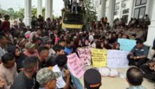Aksi masyarakat di PT Bumi Flora Aceh Timur. 