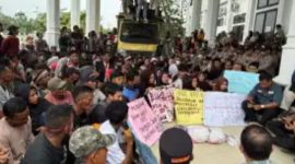 Aksi masyarakat di PT Bumi Flora Aceh Timur. 