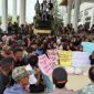 Aksi masyarakat di PT Bumi Flora Aceh Timur. 
