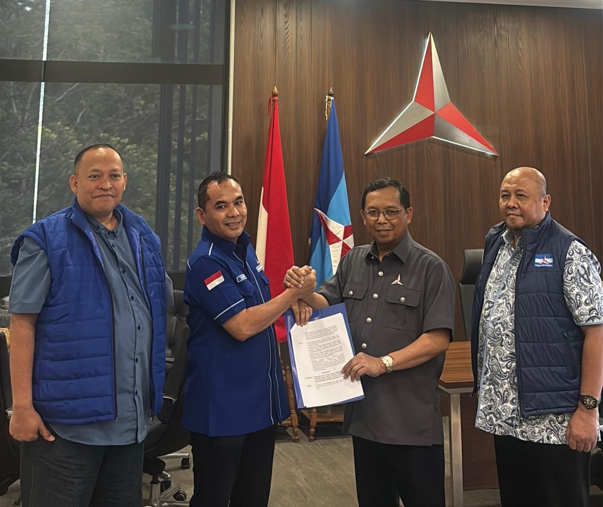 Penyerahan SK Ketua DPD Partai Demokrat Aceh oleh Walikota Lhokseumawe Sayuti Abu Bakar. 