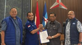 Penyerahan SK Ketua DPD Partai Demokrat Aceh oleh Walikota Lhokseumawe Sayuti Abu Bakar. 