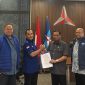 Penyerahan SK Ketua DPD Partai Demokrat Aceh oleh Walikota Lhokseumawe Sayuti Abu Bakar. 