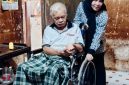 Usai menyerahkan kursi roda, Bunda Salma berbincang-bincang dengan Samsuddin Pasaribu salah warga yang sakit lumpuh di Gampong Samakurok, Selasa, (22/9).