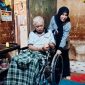 Usai menyerahkan kursi roda, Bunda Salma berbincang-bincang dengan Samsuddin Pasaribu salah warga yang sakit lumpuh di Gampong Samakurok, Selasa, (22/9).
