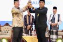 Saat penyerahan penghargaan oleh ketua IPAU kepada Bupati Aceh Utara H. Ismail A Jalil, SE., MM (Ayah Wa)