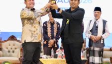 Saat penyerahan penghargaan oleh ketua IPAU kepada Bupati Aceh Utara H. Ismail A Jalil, SE., MM (Ayah Wa)