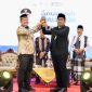 Saat penyerahan penghargaan oleh ketua IPAU kepada Bupati Aceh Utara H. Ismail A Jalil, SE., MM (Ayah Wa)