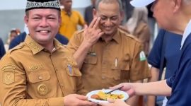 Bupati Aceh Utara Ayah Wa saat diserahkan potongan beras kenta oleh pihak Yayasan Buddha Tzu Chi pada acara peresmian Huntap di Gampong Alue Papeun, Senin, (28/9).