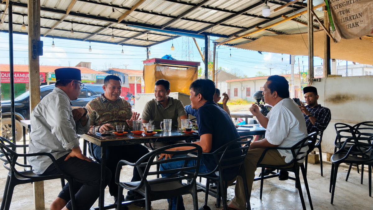 Bupati Aceh Utara Ayah Wa saat menyerap aspirasi masyarakat di salah satu warung kopi di Aceh Utara, Sabtu, (5/9).