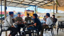 Bupati Aceh Utara Ayah Wa saat menyerap aspirasi masyarakat di salah satu warung kopi di Aceh Utara, Sabtu, (5/9).