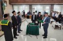 Bupati Aceh Utara H. Ismail A Jalil, SE., MM saat melantik Direktur Utama PT Bina Usaha dan jajaran Komisaris. 