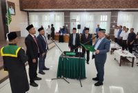 Bupati Aceh Utara H. Ismail A Jalil, SE., MM saat melantik Direktur Utama PT Bina Usaha dan jajaran Komisaris. 