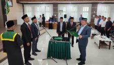 Bupati Aceh Utara H. Ismail A Jalil, SE., MM saat melantik Direktur Utama PT Bina Usaha dan jajaran Komisaris. 