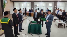 Bupati Aceh Utara H. Ismail A Jalil, SE., MM saat melantik Direktur Utama PT Bina Usaha dan jajaran Komisaris. 