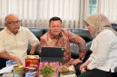 Bupati Aceh Utara Ayah Wa saat melihat data administrasi terkait bantuan bencana di sebuah Laptop. 