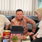 Bupati Aceh Utara Ayah Wa saat melihat data administrasi terkait bantuan bencana di sebuah Laptop. 