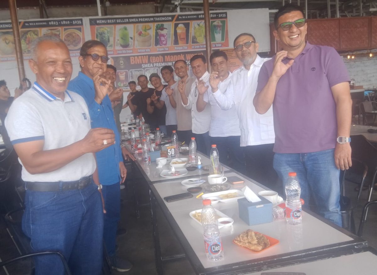 Ketua Harian Saudagar Aceh Firmandez berfoto bersama dengan Pengurus Saudagar Aceh Tengah dan Bener Meriah, di salah satu cafe di Takengon. 