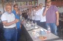 Ketua Harian Saudagar Aceh Firmandez berfoto bersama dengan Pengurus Saudagar Aceh Tengah dan Bener Meriah, di salah satu cafe di Takengon. 