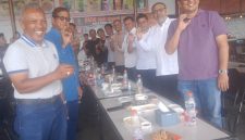 Ketua Harian Saudagar Aceh Firmandez berfoto bersama dengan Pengurus Saudagar Aceh Tengah dan Bener Meriah, di salah satu cafe di Takengon. 