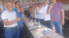 Ketua Harian Saudagar Aceh Firmandez berfoto bersama dengan Pengurus Saudagar Aceh Tengah dan Bener Meriah, di salah satu cafe di Takengon. 