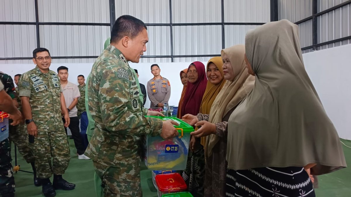 Dandim 0107/Asel Letkol (Inf) Andrino    menyerahkan bantuan kepada 40 warga Sawang yang tidak mampu.(Foto/mediaaceh.co.id/istimewa).