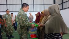 Dandim 0107/Asel Letkol (Inf) Andrino    menyerahkan bantuan kepada 40 warga Sawang yang tidak mampu.(Foto/mediaaceh.co.id/istimewa).