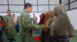 Dandim 0107/Asel Letkol (Inf) Andrino    menyerahkan bantuan kepada 40 warga Sawang yang tidak mampu.(Foto/mediaaceh.co.id/istimewa).