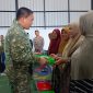 Dandim 0107/Asel Letkol (Inf) Andrino    menyerahkan bantuan kepada 40 warga Sawang yang tidak mampu.(Foto/mediaaceh.co.id/istimewa).