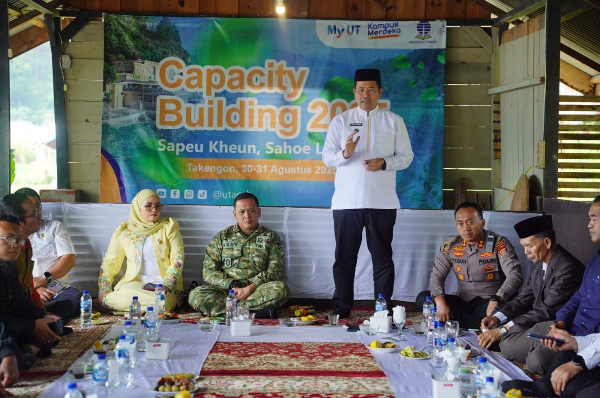 Bupati Aceh Tengah Drs. Haili Yoga, M. Si saat coffee morning bersama Forkompinda Aceh Tengah membahas terkait anak dan beberapa hal lainnya di salah satu cafe di Aceh Tengah baru-baru ini. 