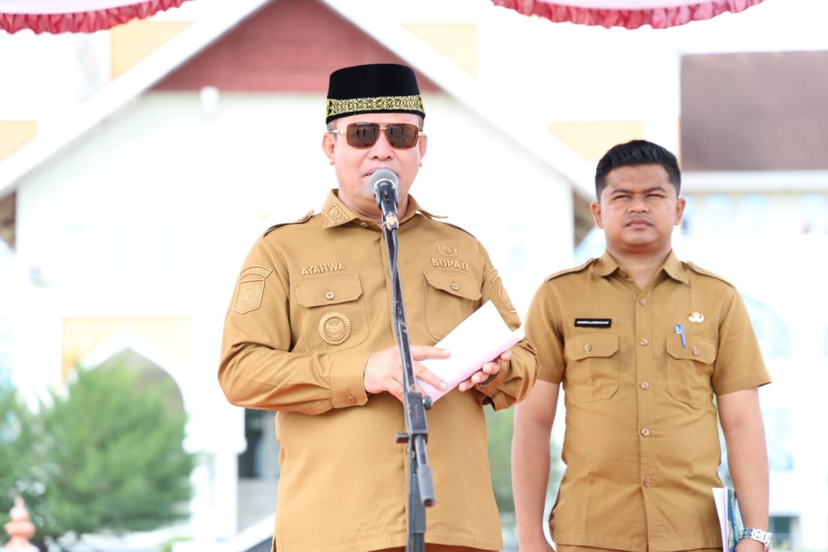 Bupati Aceh Utara H. Ismail A Jalil, SE., MM (Ayah Wa) saat membaca amanat dihadapan para Forkompinda Aceh Utara terkait keberhasilan putra-putri Aceh Utara di tingkat daerah dan nasional dengan nada yang terharu dan terpancar dengan mata berkaca-kaca., Senin (5/10).