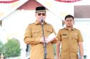 Bupati Aceh Utara H. Ismail A Jalil, SE., MM (Ayah Wa) saat membaca amanat dihadapan para Forkompinda Aceh Utara terkait keberhasilan putra-putri Aceh Utara di tingkat daerah dan nasional dengan nada yang terharu dan terpancar dengan mata berkaca-kaca., Senin (5/10).