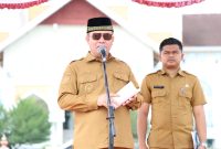 Bupati Aceh Utara H. Ismail A Jalil, SE., MM (Ayah Wa) saat membaca amanat dihadapan para Forkompinda Aceh Utara terkait keberhasilan putra-putri Aceh Utara di tingkat daerah dan nasional dengan nada yang terharu dan terpancar dengan mata berkaca-kaca., Senin (5/10).