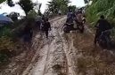 Kondisi badan jalan yang sangat parah di atas lereng gunung di lintasan dua kecamatan Kluet Tengah dan Kluet Timur.(Foto/mediaaceh.co.id/istimewa).