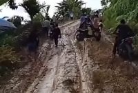 Kondisi badan jalan yang sangat parah di atas lereng gunung di lintasan dua kecamatan Kluet Tengah dan Kluet Timur.(Foto/mediaaceh.co.id/istimewa).