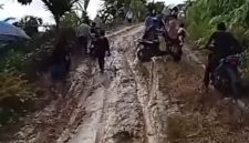 Kondisi badan jalan yang sangat parah di atas lereng gunung di lintasan dua kecamatan Kluet Tengah dan Kluet Timur.(Foto/mediaaceh.co.id/istimewa).