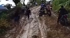 Kondisi badan jalan yang sangat parah di atas lereng gunung di lintasan dua kecamatan Kluet Tengah dan Kluet Timur.(Foto/mediaaceh.co.id/istimewa).